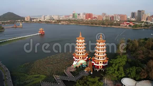 台湾高雄日落时鸟瞰莲花池和中国传统宝塔亚洲视频的预览图