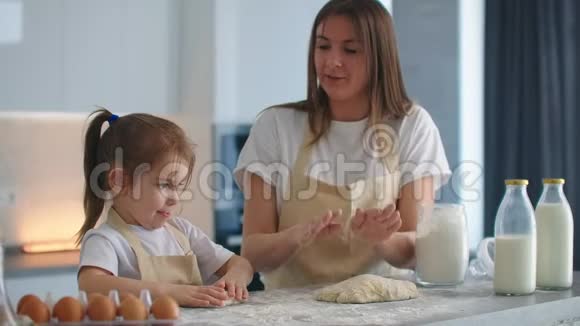 妈妈和女儿在厨房里做饭给了五个洋葱打掉五个拍手烹饪视频的预览图