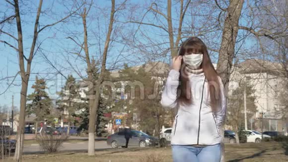 冠状病毒戴着防护面具的年轻女孩和戴着防护面具的男人在街上相遇大流行冠状病毒游客视频的预览图