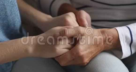 亲近成熟的老妇人牵着成年女儿的手视频的预览图
