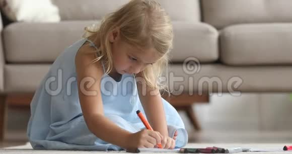 专注可爱的学龄前小女孩在相册中着色图片视频的预览图