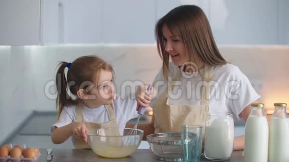 妈妈教女儿用搅拌器打面团做馅饼爱的母女一起做馅饼视频的预览图
