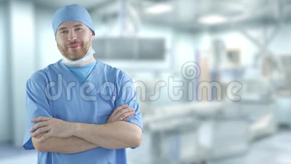手术室自信外科医生的画像红色摄像机拍摄视频的预览图