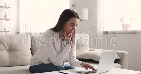 快乐的千禧一代女性用户在家里上网视频的预览图