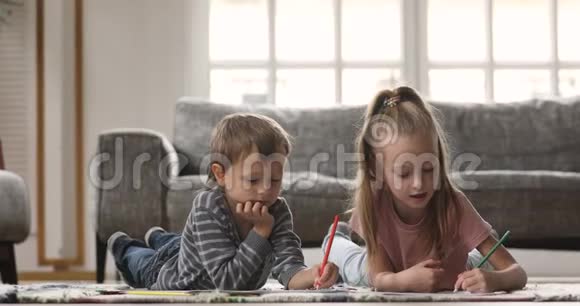 孩子们的兄弟姐妹一起在纸质相册里画画视频的预览图