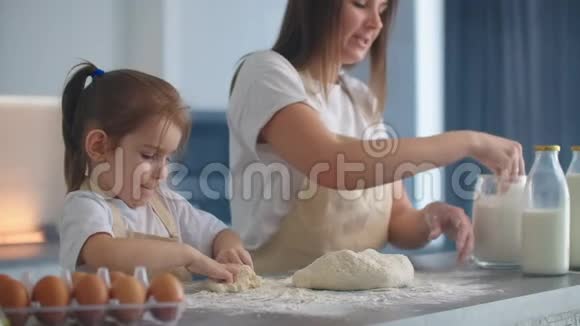 把面粉倒在面团上用手揉搓面团和我女儿一起做披萨视频的预览图