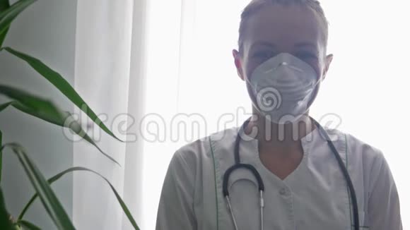 一位戴着医用口罩的女医生对病人来说很棒视频的预览图