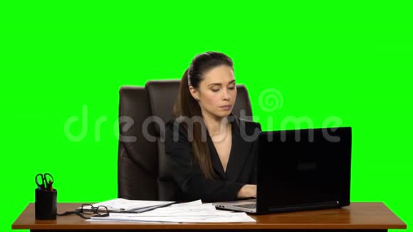 女经理在笔记本电脑上工作思考并做笔记绿色屏幕背景视频的预览图