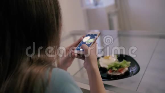 女孩为Instagram拍了一张漂亮的早餐三明治照片视频的预览图