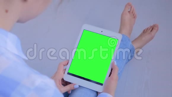女人看着空白绿色屏幕的平板电脑共空间概念视频的预览图