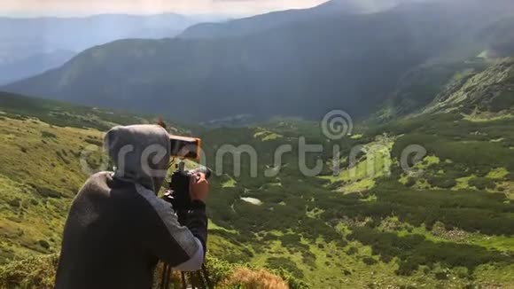摄影师带鼎和夏山景观视频的预览图
