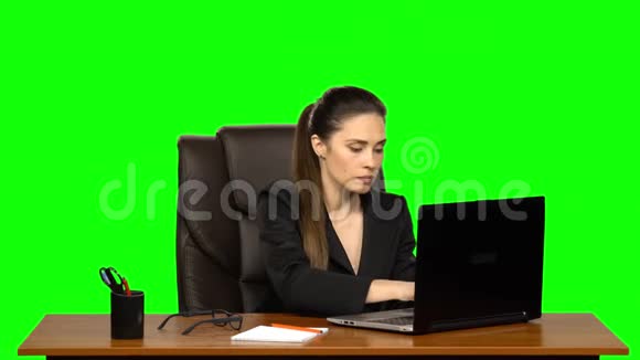 穿着衣服的女性热情地在笔记本电脑后面工作非常生气绿色屏幕视频的预览图