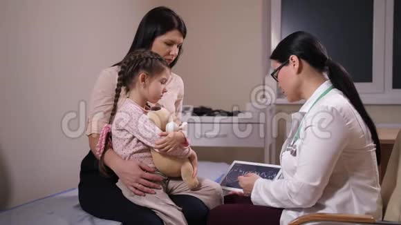 医生给母亲和生病的女孩做核磁共振检查视频的预览图