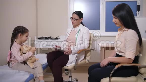 儿科医生在医院病房和生病的女孩谈话视频的预览图