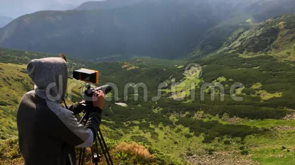 后台摄影师一天拍摄山脉视频的预览图