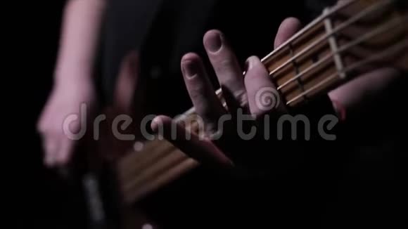 演奏低音吉他3视频的预览图