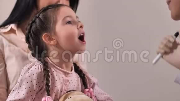 咽喉检查时的小女孩病人视频的预览图