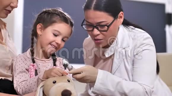 耳鼻喉科医生检查玩具和儿童的耳朵视频的预览图