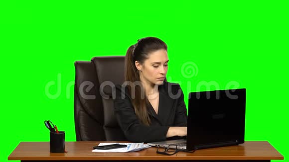 女人在笔记本电脑上工作然后接电话的手机电话惊讶和非常沮丧绿色屏幕视频的预览图