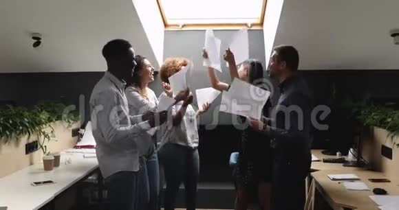 快乐混血国际公司员工在空中抛纸视频的预览图