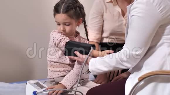 门诊压力测量中的儿童患者视频的预览图