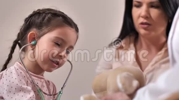 医生办公室里用听诊器可爱的女孩视频的预览图