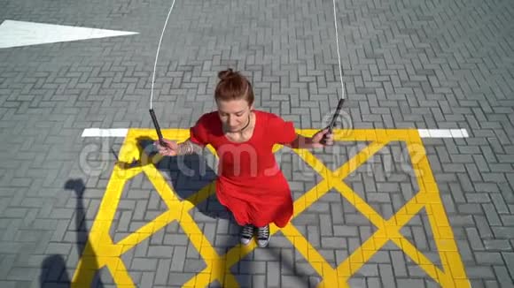 以城市为背景的跳绳慢动作的少女视频的预览图