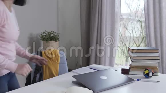 年轻漂亮的高加索女人来到餐桌前打开笔记本电脑偷看她的孩子或丈夫的社交媒体视频的预览图