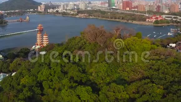 台湾高雄日落时鸟瞰莲花池和中国传统宝塔亚洲视频的预览图