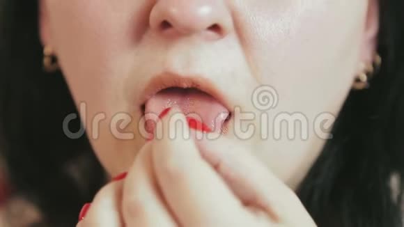 一个女人把药放进嘴里用水喝视频的预览图
