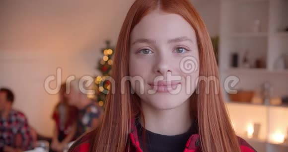 红发少女圣诞新年画像视频的预览图