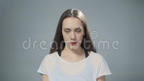 年轻被冒犯的女人的视频视频的预览图
