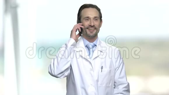 穿着白色外套的开朗男人在打电话视频的预览图