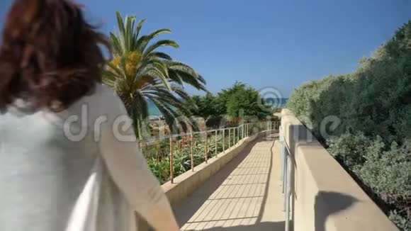 在加州圣克莱门特的琳达莱恩公园穿着羊毛衫和白色围巾的快乐女人视频的预览图