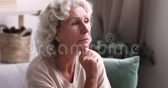 体贴体贴的高级奶奶看着远离思考孤独视频的预览图