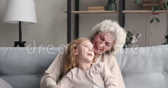 老奶奶在家里抱着孩子和孙女聊天很轻松视频的预览图