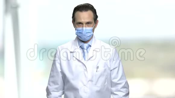 面具中年医生画像视频的预览图