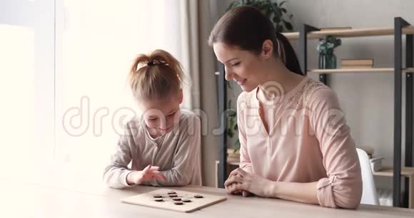小女儿和小妈妈在家里玩跳棋视频的预览图