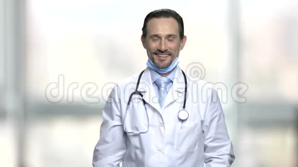 快乐的白种人医生展示带药丸的容器视频的预览图