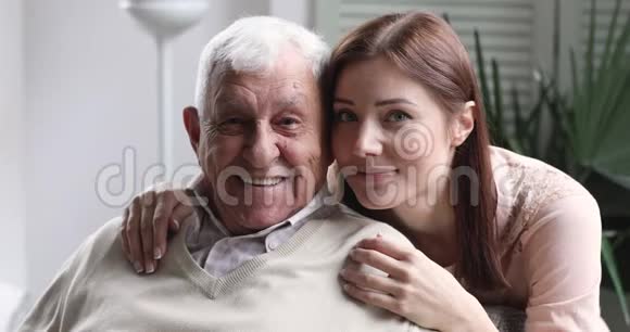 爱笑的小孙女拥抱老爷爷家谱视频的预览图