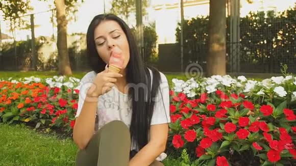 年轻美女微笑着在高清视频中吃冰淇淋视频的预览图