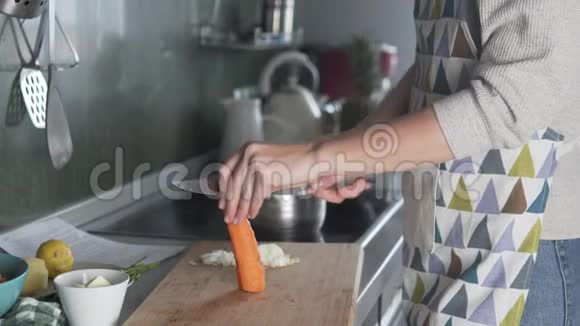 厨房里一个女人在家里切胡萝卜做汤视频的预览图