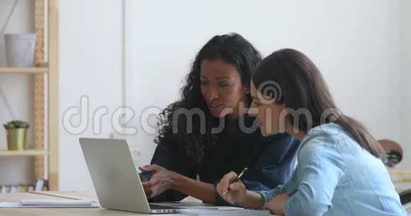 激励混合种族的女商人在工作场所一起工作视频的预览图