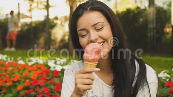 年轻美女微笑着在高清电视里吃冰淇淋视频的预览图
