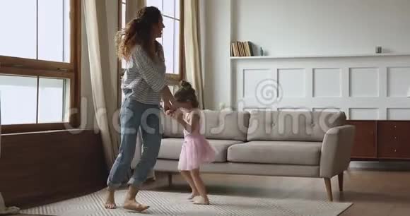 无忧无虑快乐的年轻母亲举起快乐的小女儿视频的预览图