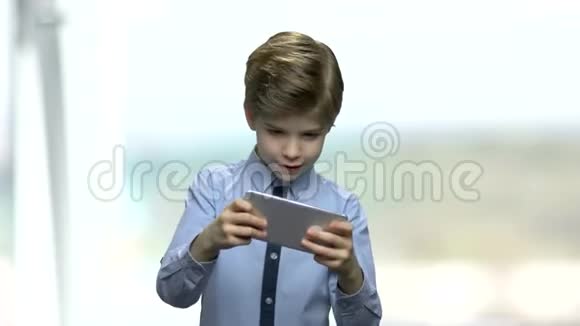 普雷特恩男孩在智能手机上玩游戏视频的预览图