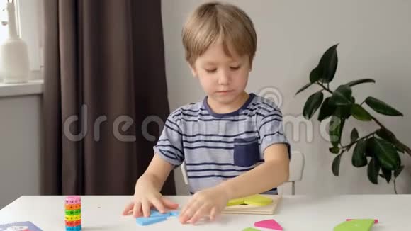 小男孩幼儿在学校用分数做简单的数学练习特写除分数数学视频的预览图