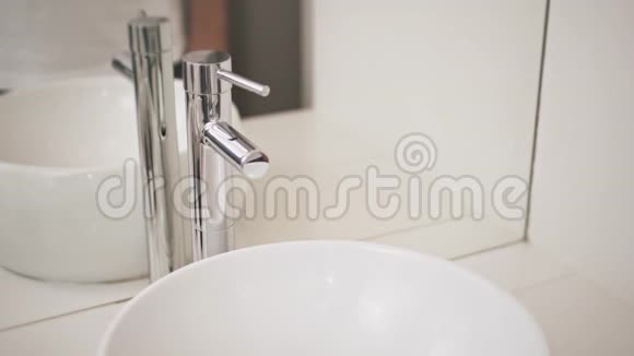 冠状病毒大流行防止感染用温水和肥皂洗手视频的预览图