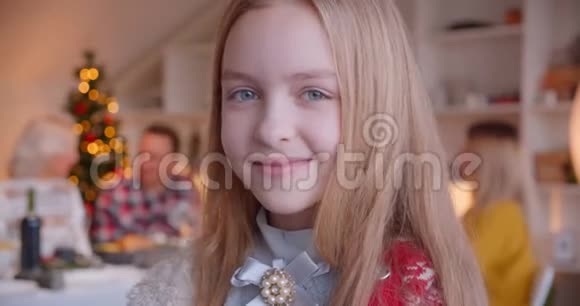 肖像小女孩新年圣诞家庭背景视频的预览图