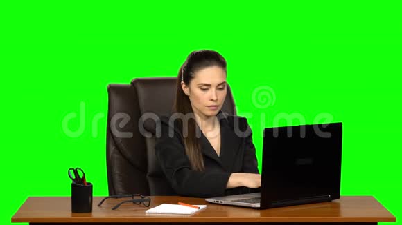 女商人热衷于在笔记本电脑后面工作当她看到结果时她会非常沮丧绿色屏幕视频的预览图